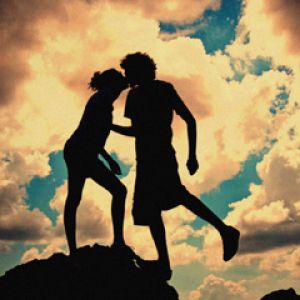 Silhouette de Pareja Contra Cielo Dramático