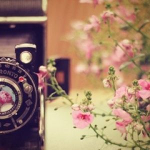 Cámara Vintage con Flores