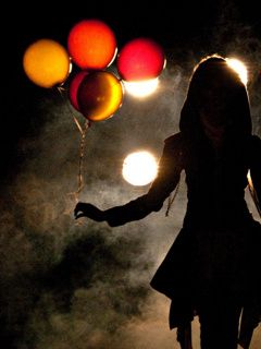 Silhouette con globos coloridos