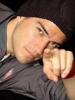 Hombre Estiloso con Gorro