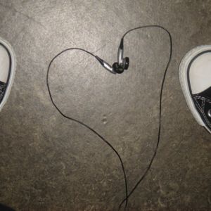 Auriculares en forma de corazón y zapatillas