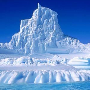 Majestuoso Iceberg en Aguas Azules