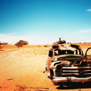 Coche Vintage Oxidado en el Desierto