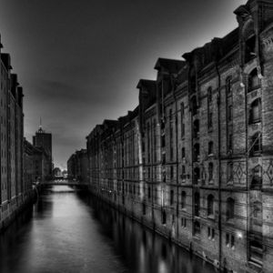 Reflejo de Almacenes en Blanco y Negro
