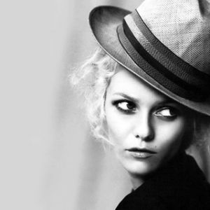 Retrato Elegante en Blanco y Negro