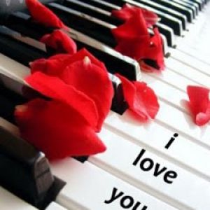 Piano con pétalos de rosa