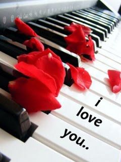 Piano con pétalos de rosa