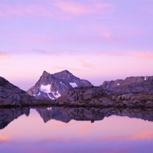 Reflejo Sereno de Montañas