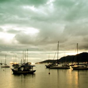 Atardecer Sereno sobre Barcos