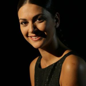 Retrato Elegante de una Mujer Sonriente