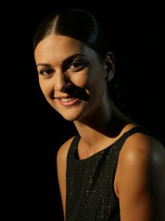 Retrato Elegante de una Mujer Sonriente