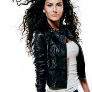 Mujer Estilosa con Chaqueta de Cuero
