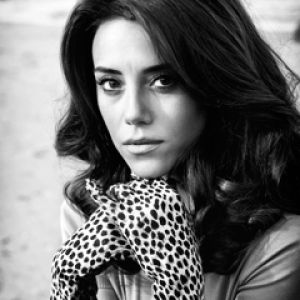 Retrato Elegante en Blanco y Negro