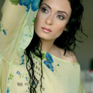 Mujer Hermosa en Vestido Floral
