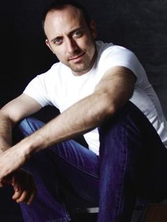 Hombre Estiloso en Ropa Casual