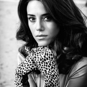 Mujer Elegante en Blanco y Negro