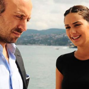 Pareja Encantadora Junto al Agua