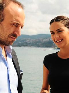 Pareja Encantadora Junto al Agua