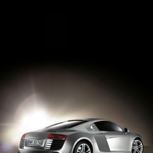 Elegante Coche Deportivo Plateado