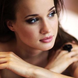 Retrato Elegante de una Mujer