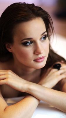 Retrato Elegante de una Mujer