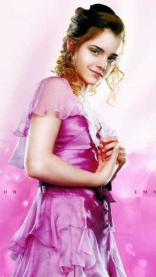 Emma Watson en Vestido Rosa