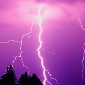 Rayo Púrpura en el Cielo