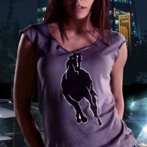Chica Estilosa con Logo de Caballo