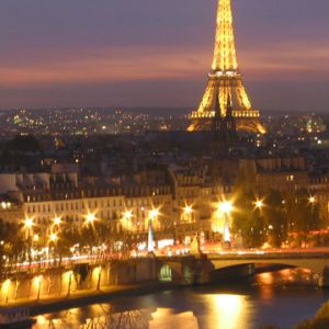 Vista Nocturna de la Torre Eiffel