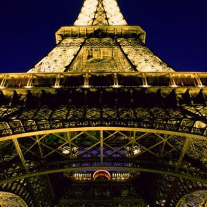 Vista nocturna de la Torre Eiffel