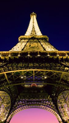 Vista nocturna de la Torre Eiffel