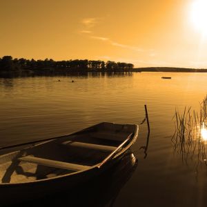 Atardecer Sereno Sobre el Agua