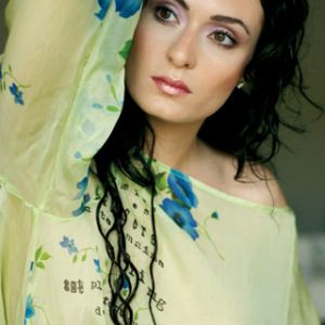 Mujer Elegante con Diseño Floral