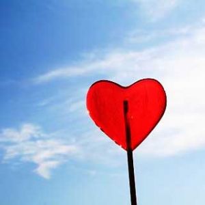 Corazón Rojo Contra el Cielo Azul