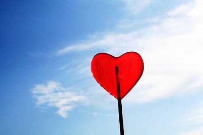 Corazón Rojo Contra el Cielo Azul