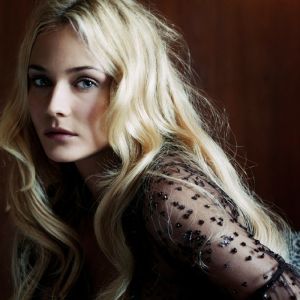 Retrato de Chica Rubia Elegante