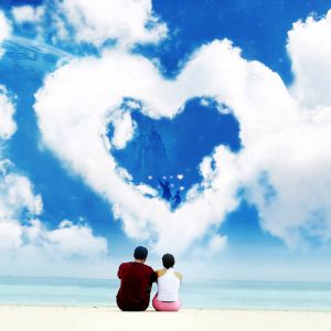 Nubes en Forma de Corazón en la Playa