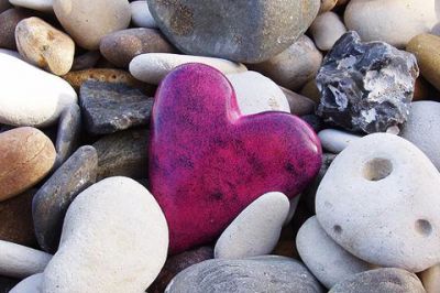 Piedra en Forma de Corazón entre Piedras