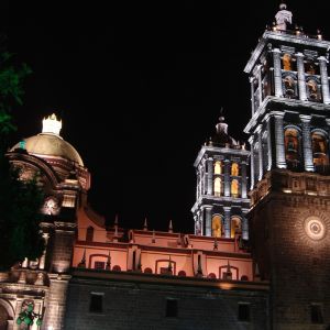Edificio Histórico Iluminado de Noche