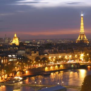 Vista nocturna de la Torre Eiffel