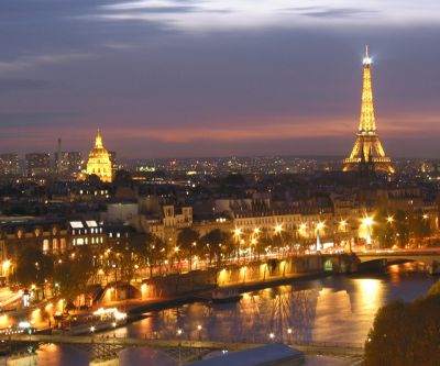 Vista nocturna de la Torre Eiffel