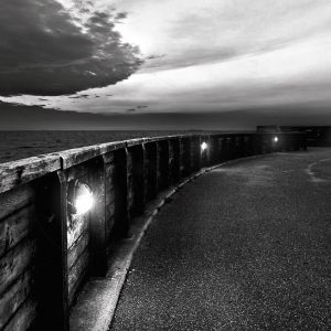 Muelle en Blanco y Negro Sereno