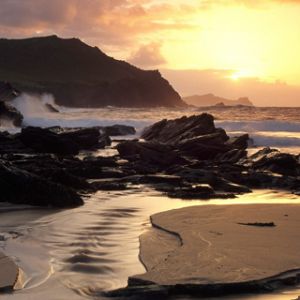 Impresionante Atardecer Sobre Playa Rocosa