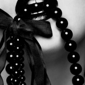 Labios Negros y Perlas Elegantes