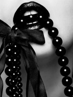 Labios Negros y Perlas Elegantes