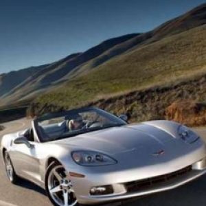 Corvette Plateado en Camino Escénico