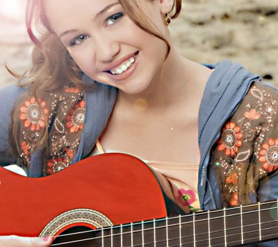Miley Cyrus con Guitarra