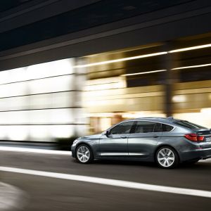 Coche Gris Elegante en Movimiento