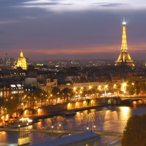 Vista nocturna de la Torre Eiffel