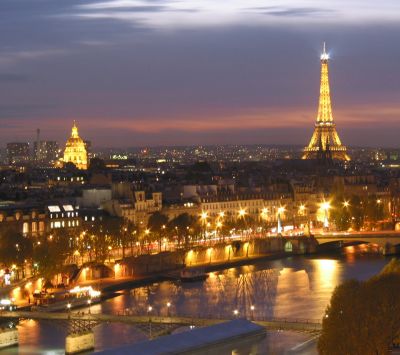 Vista nocturna de la Torre Eiffel